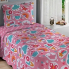 Kit Cobre Leito KazzaVip Solteiro Microfibra Estampado 100% Poli&eacute;ster Matelass&ecirc; com Porta Travesseiro Renove Juvenil Love 02 Pe&ccedil;as Rosa